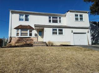 369 Heathcote Rd, Lindenhurst, NY 11757