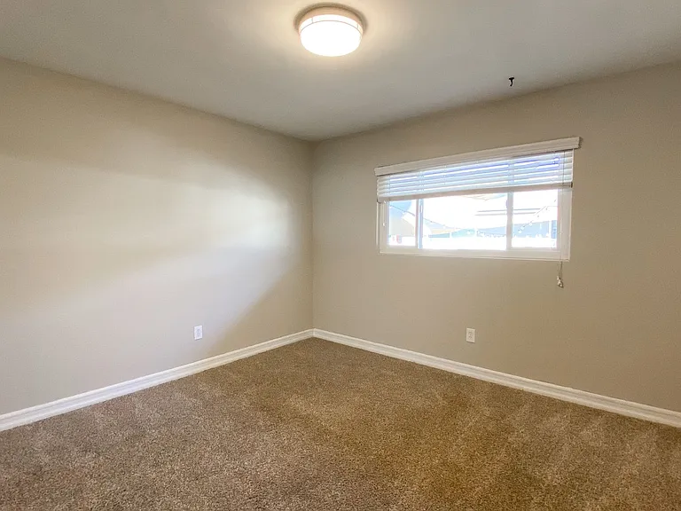 CG - Euclid Apartments — Photo 10