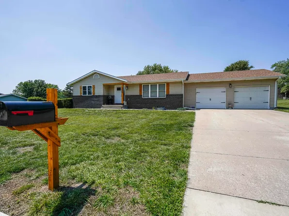 300 Choctaw Rd, Hiawatha, KS 66434