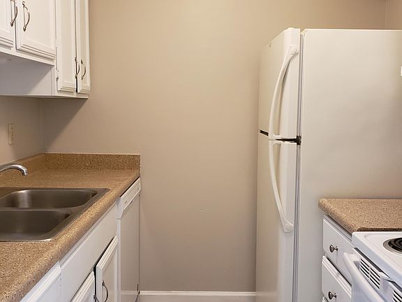 4th image of 10405 Victoria Dr APT 3