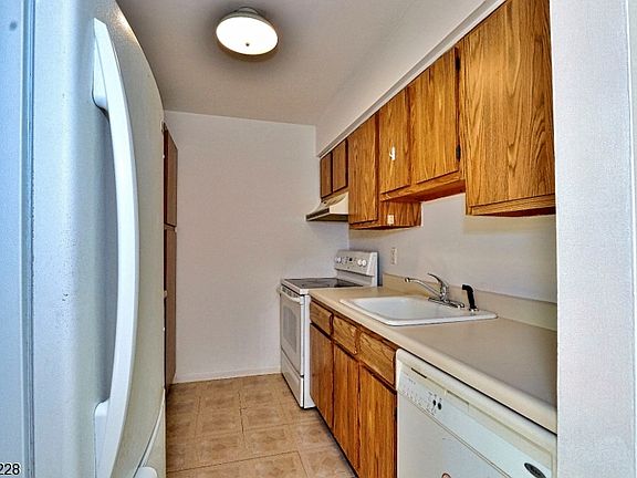 5th image of 731-733 Belleville Ave #B13