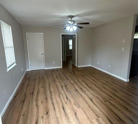 3rd image of 703 San Saba St