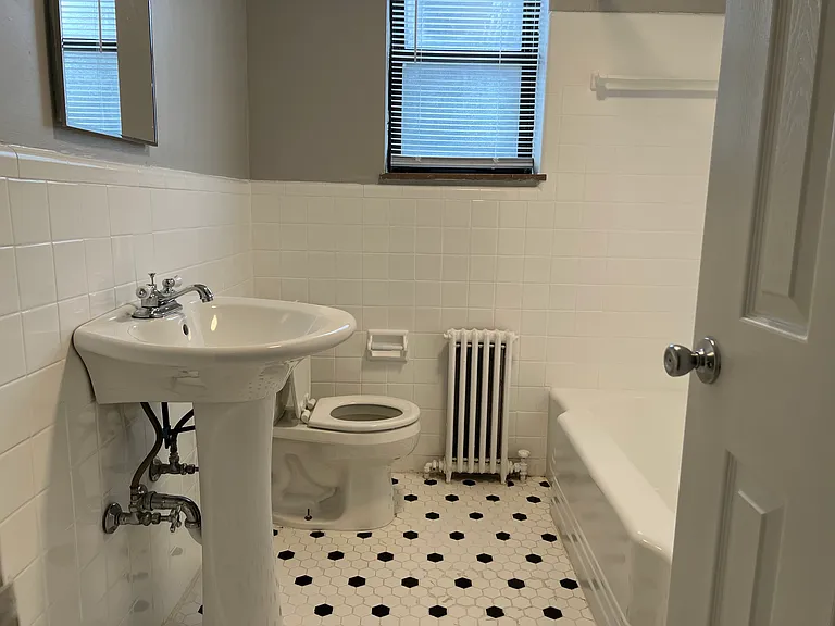 Royal Gardens Apartments — Photo 100