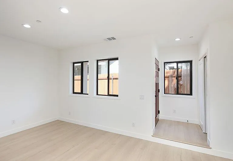 2121-2123 Glenada Ave #2121 — Photo 7