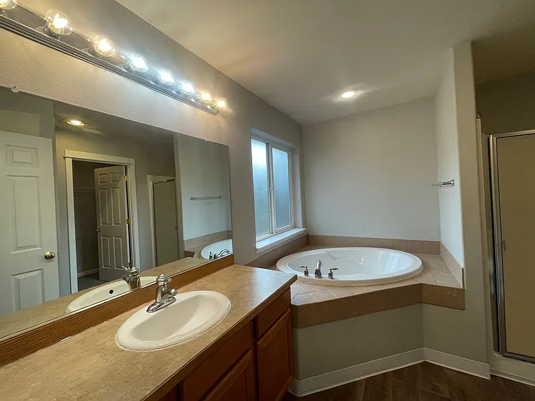 Beautiful 3 Bedroom And 2.5 Bathroom Townhouse In Southwest Redmond! — Photo 16