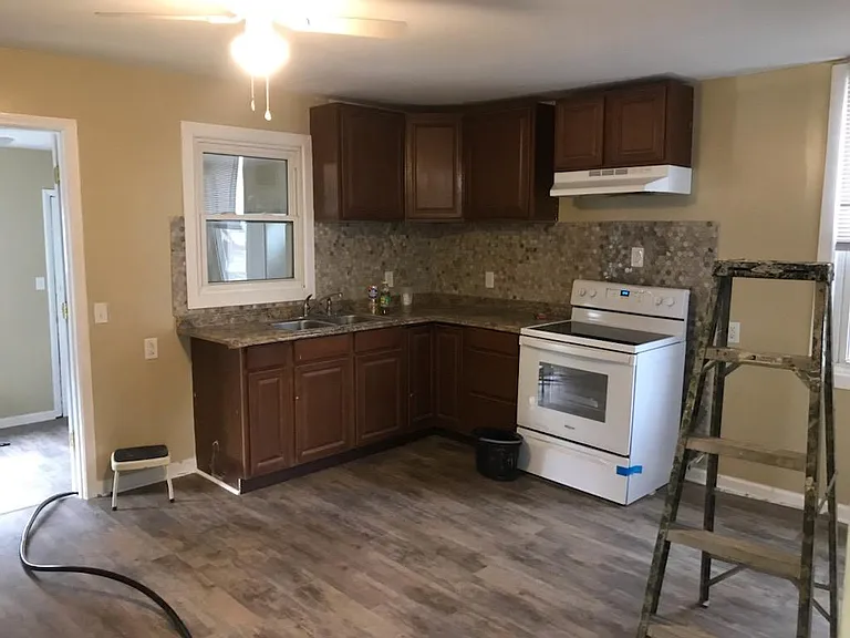 413 Augusta St — Photo 5