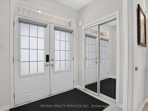 4th image of 8 Munro Cir