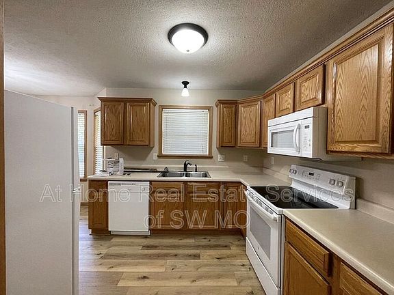 5th image of 3903 S Walnut Hill Ave