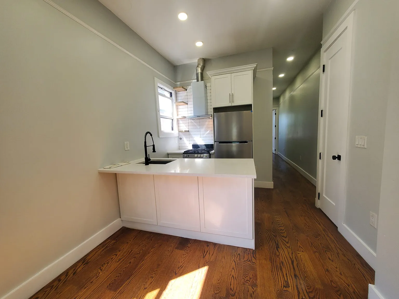3 bed, 1000 sqft, $2,750 — Photo 1