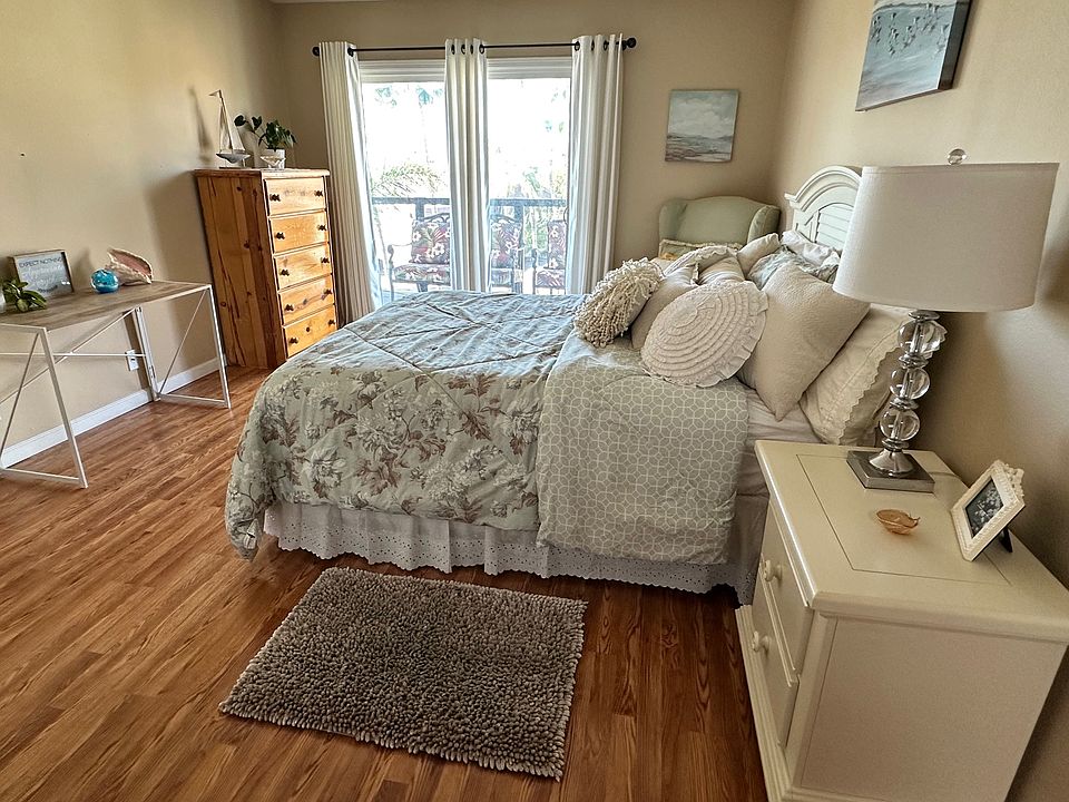 Spacious room with queen bed and computer desk