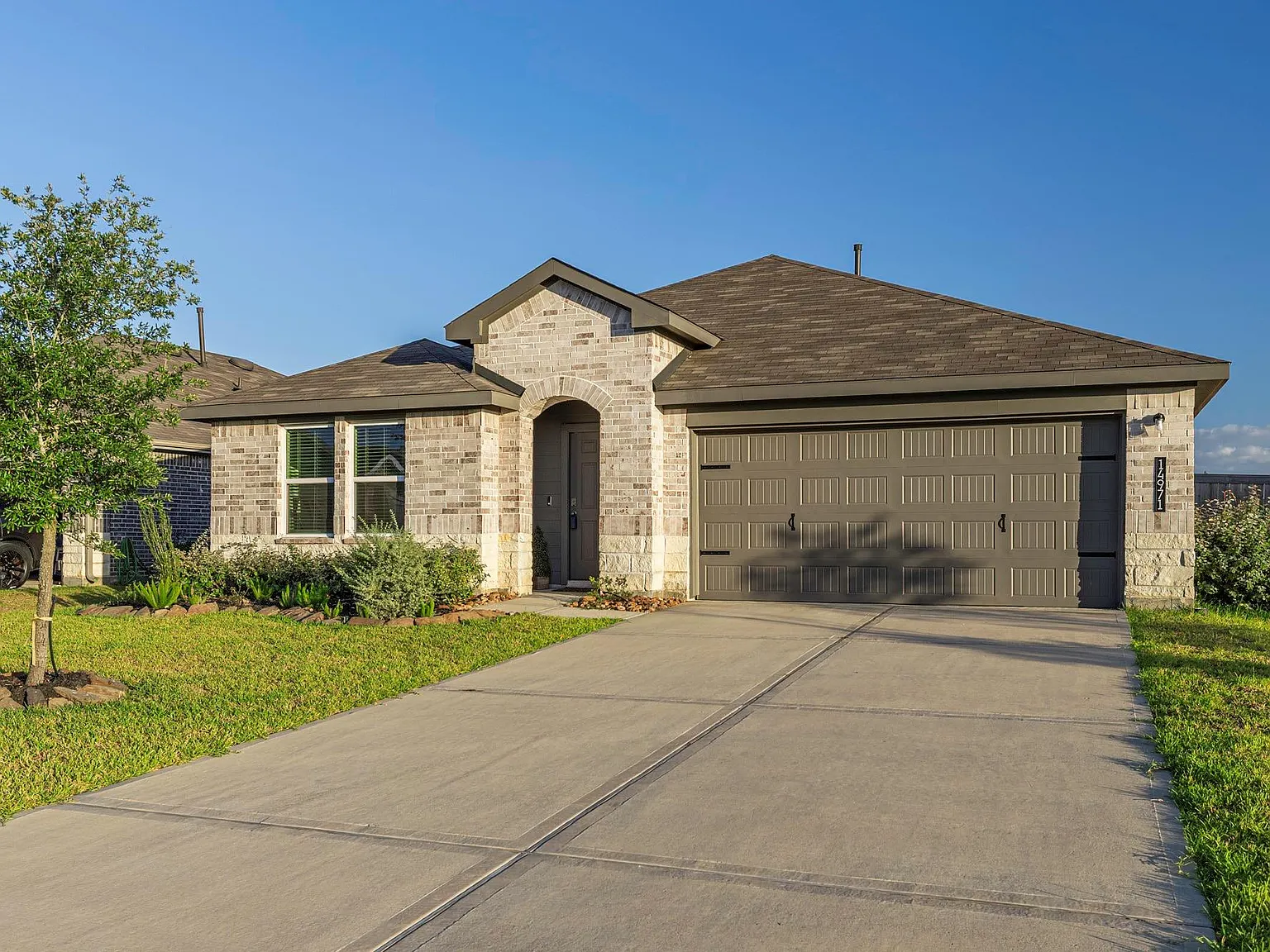 4 bed, 2.0 bath, 1934 sqft, $2,350 — Photo 2