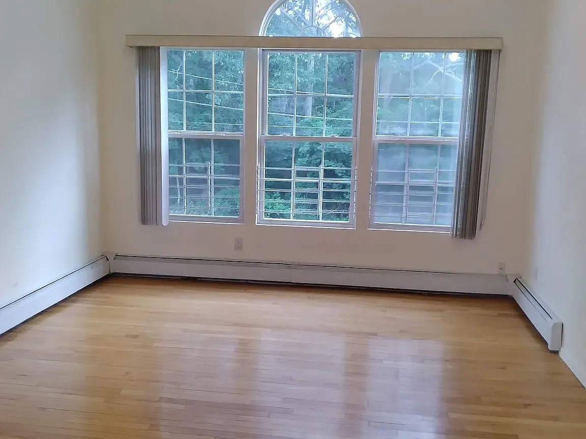 4 bed, 1000 sqft, $4,000 — Photo 2
