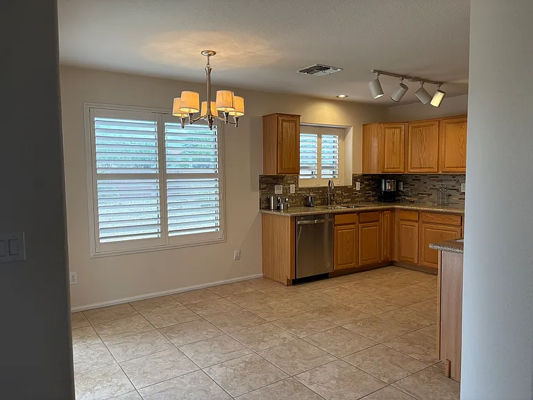 Spacious Eat-in, Light and bright Kitchen