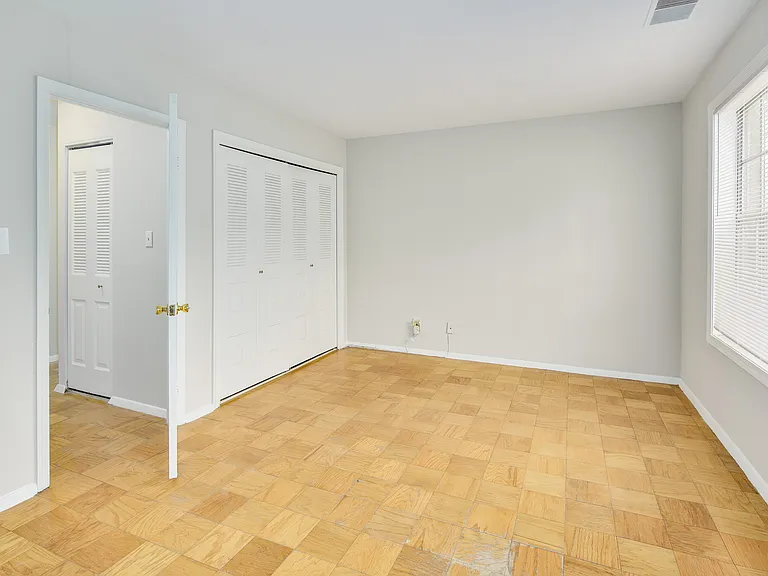 Finian's Court Apartments — Photo 6