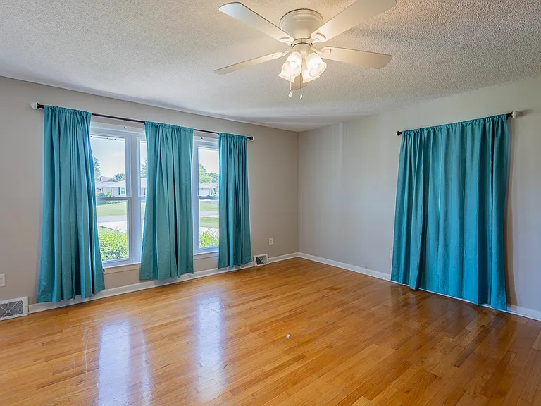 143 Hamilton Acres St — Photo 3