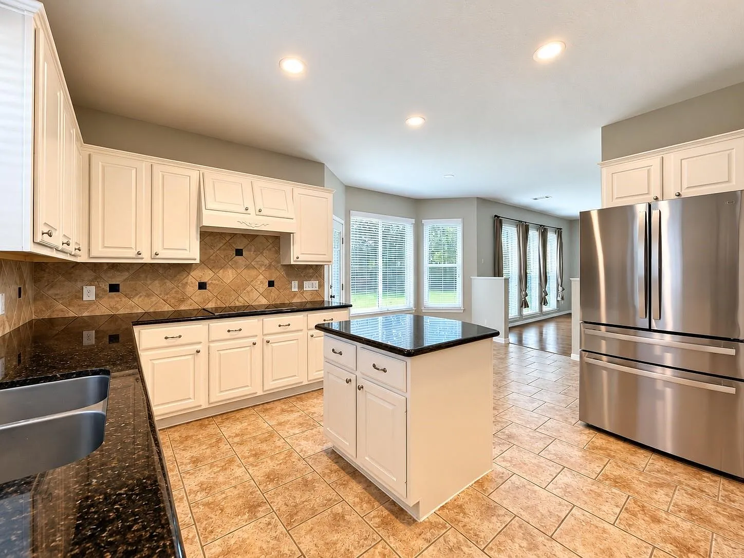 4 bed, 2.5 bath, 2555 sqft, $3,400 — Photo 3