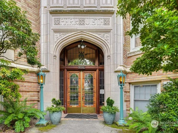 5810 NE Cowen Place #305, Seattle, WA 98105