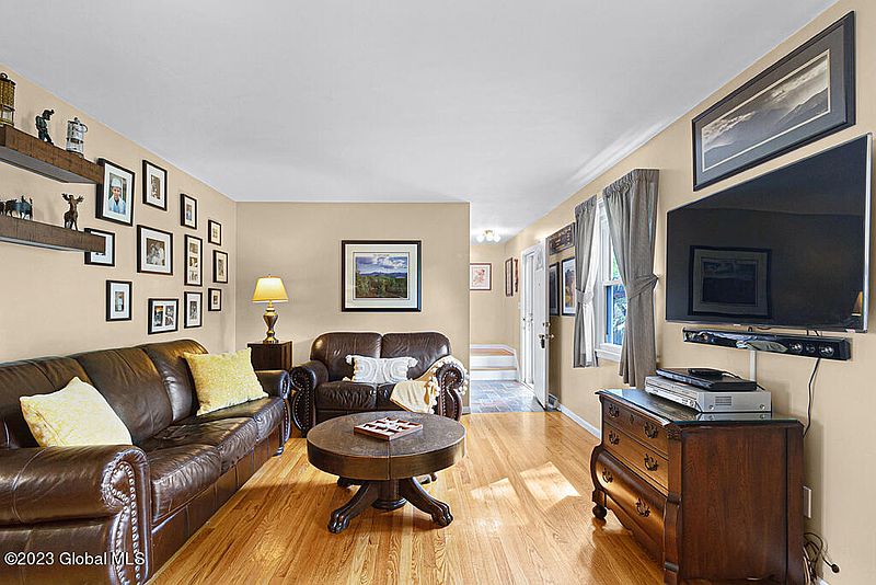 4th image of 43 Brookview Avenue