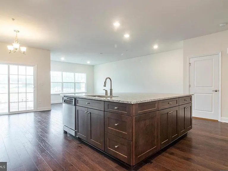 128 Golden Vale Dr — Photo 3