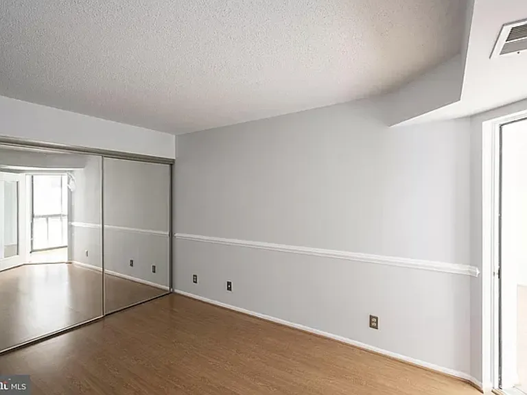 900 N Stafford St #905 — Photo 6