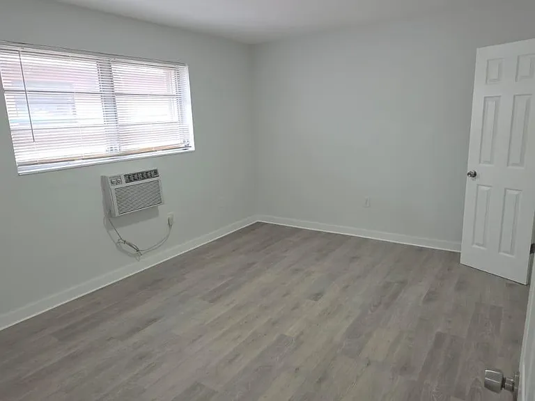 7624 Pembroke Rd #C — Photo 10