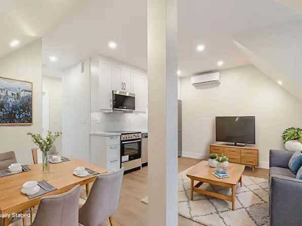 73 Dewson St Floor 3, Toronto, ON M6H 1G9