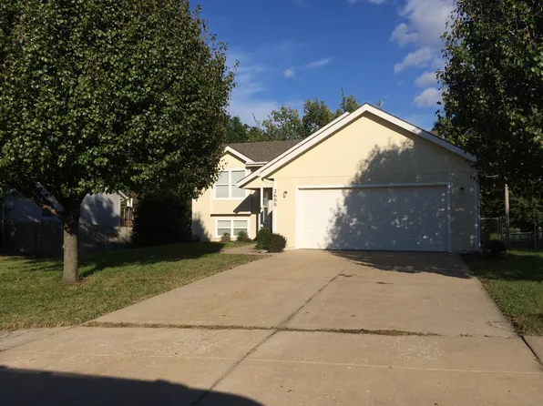 2600 SW Ancaster Rd, Topeka, KS 66614