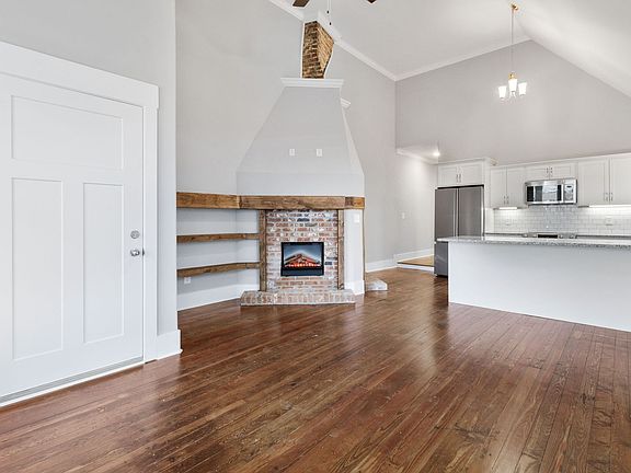 5th image of 122 4th St APT B