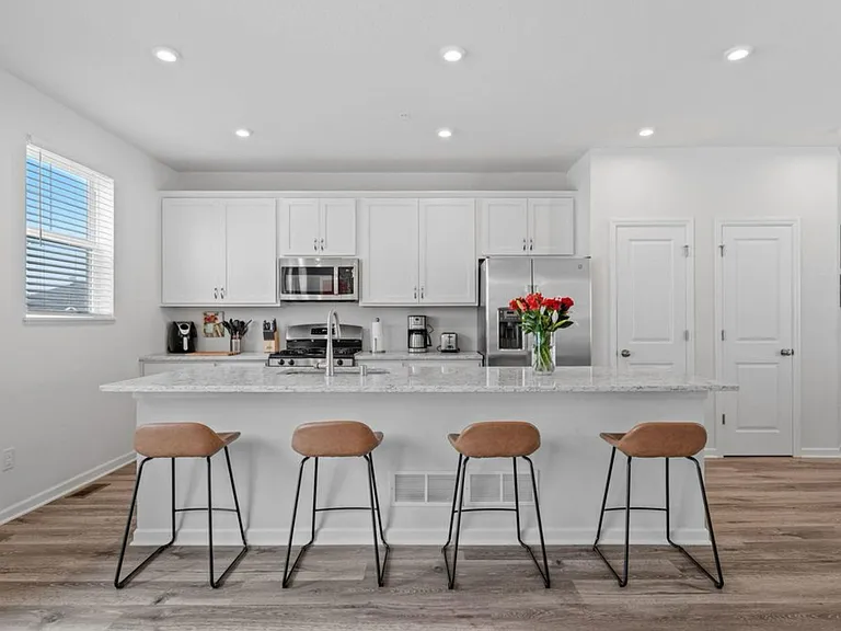 832 Roselyn Dr #831 — Photo 4