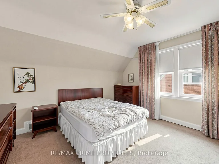33 Irvington Cres — Photo 18