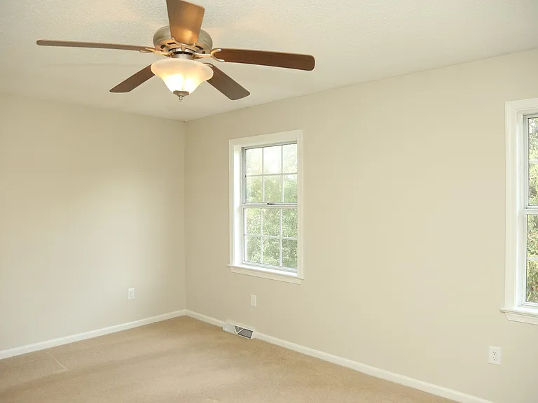 396 Wynridge Ln — Photo 6