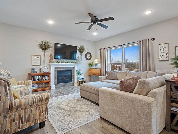 4th image of 1245 Daisy Cir
