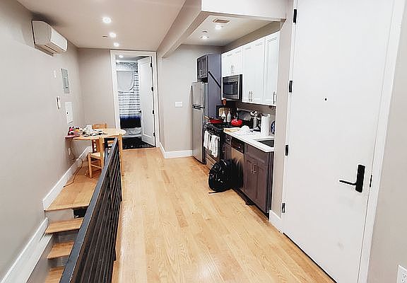 5th image of 1087 Gates Ave #1