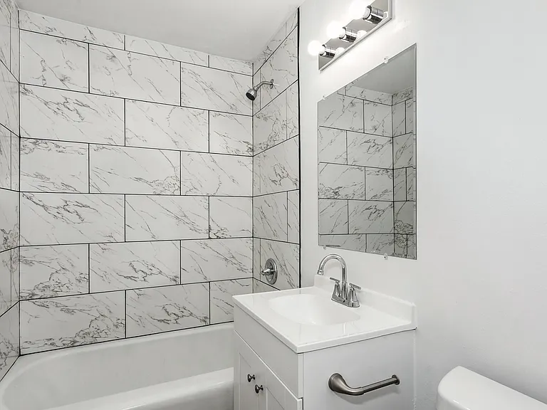 633 N Clayton Ave — Photo 5
