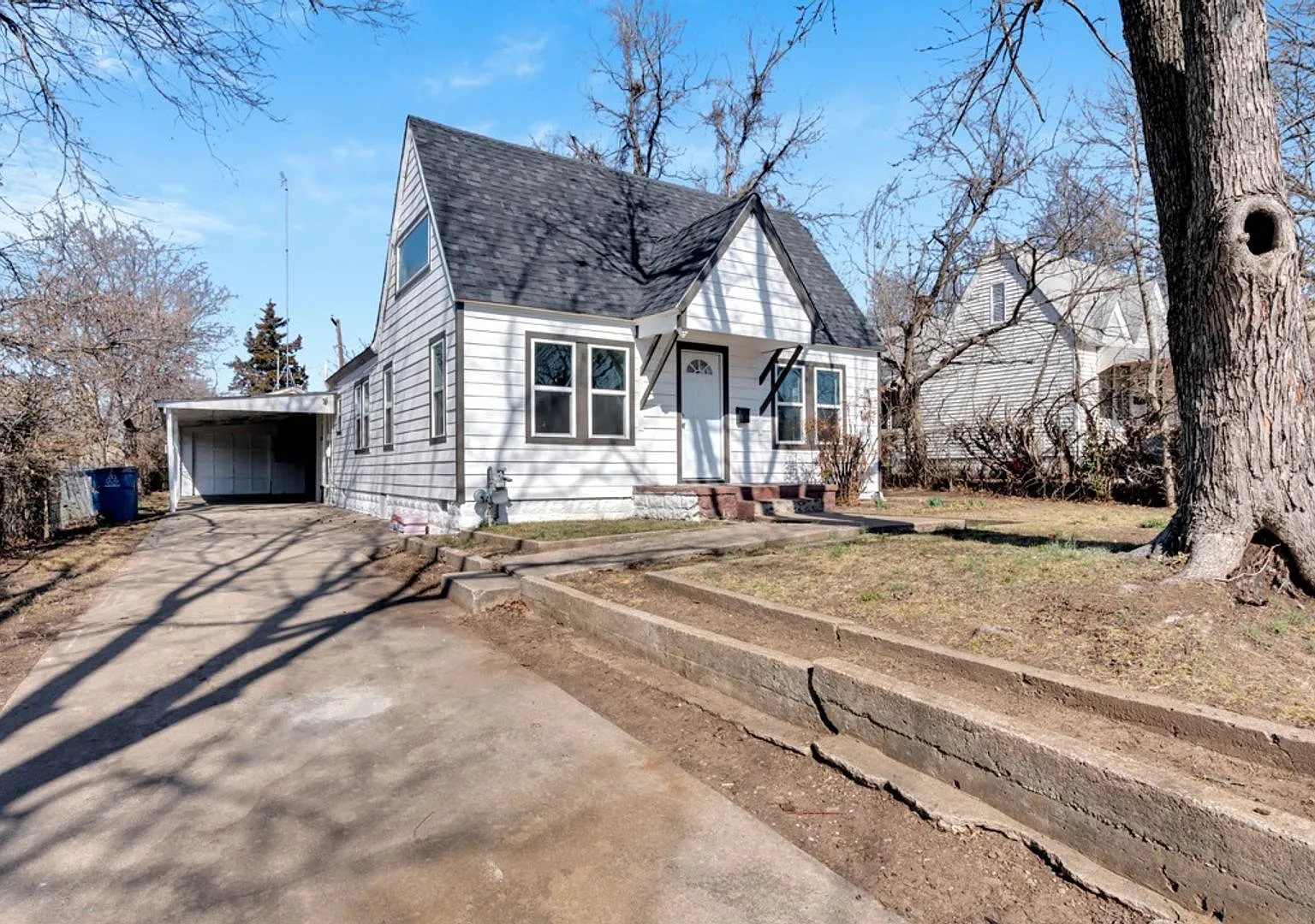 Beautiful 3 Bedroom 2 Bath Move In Special Available — Photo 1