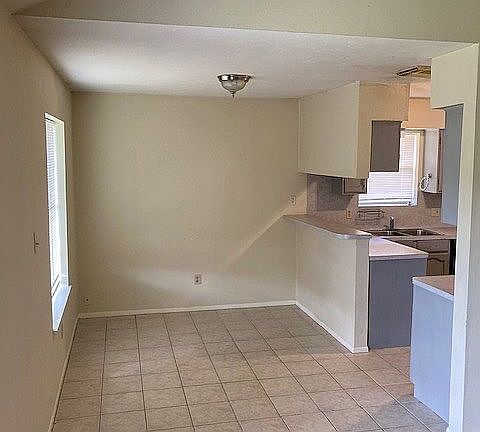 4th image of 5331 King Richard Dr