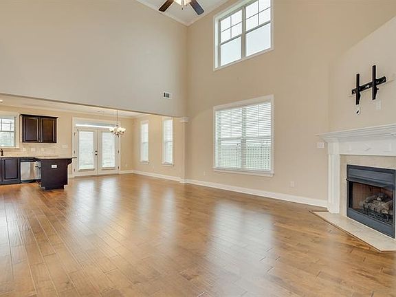 5th image of 196 Sierra Dr