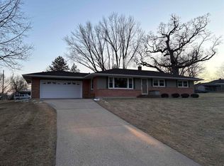 325 Oak Ridge Dr, Freeport, IL 61032