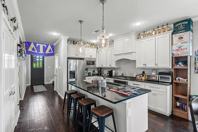 4 bed, 4.0 bath, 2577 sqft, $5,500 — Photo 4