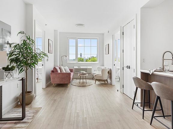 3rd image of 101 Bruckner Blvd #2B