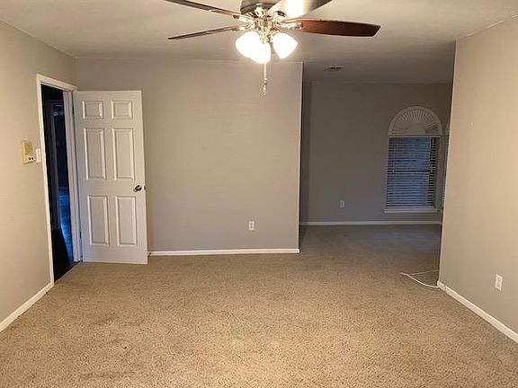4th image of 4734 Royal Court Cir