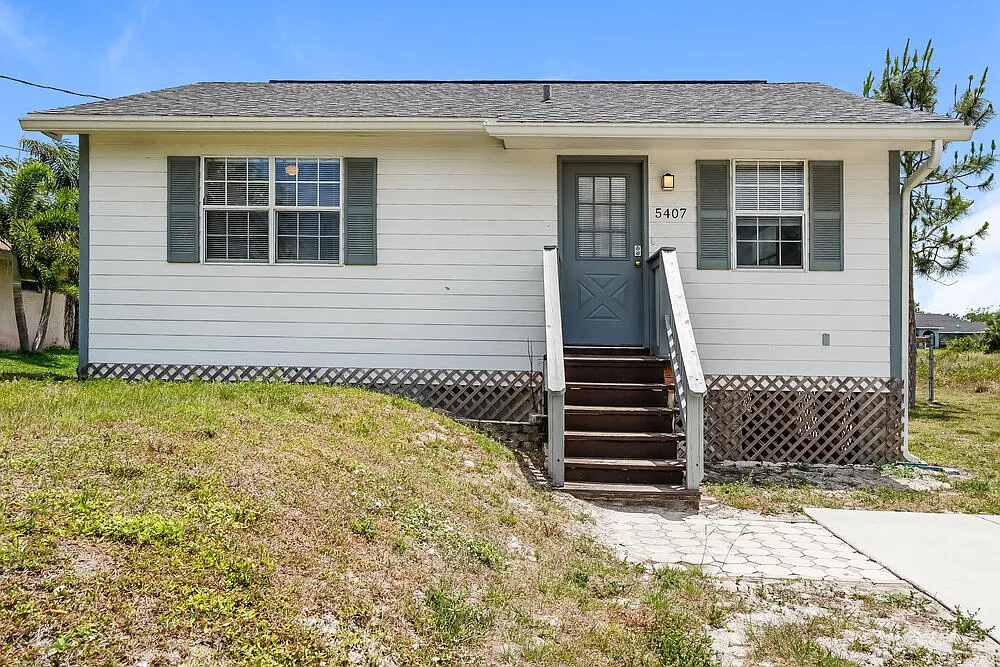 2 bed, 1.0 bath, 736 sqft, $1,215 — Photo 1