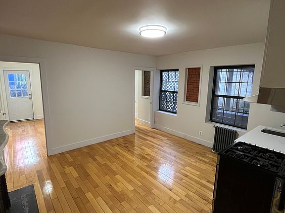 4th image of 449 W 51st St APT 1R