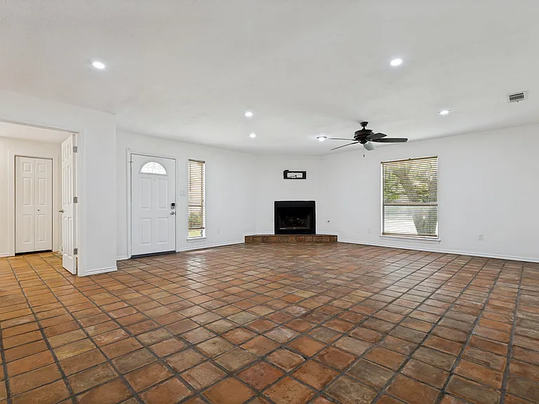 5045 Thunder Rd — Photo 2