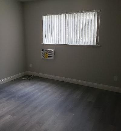 4th image of 5130 Woodman Ave #15
