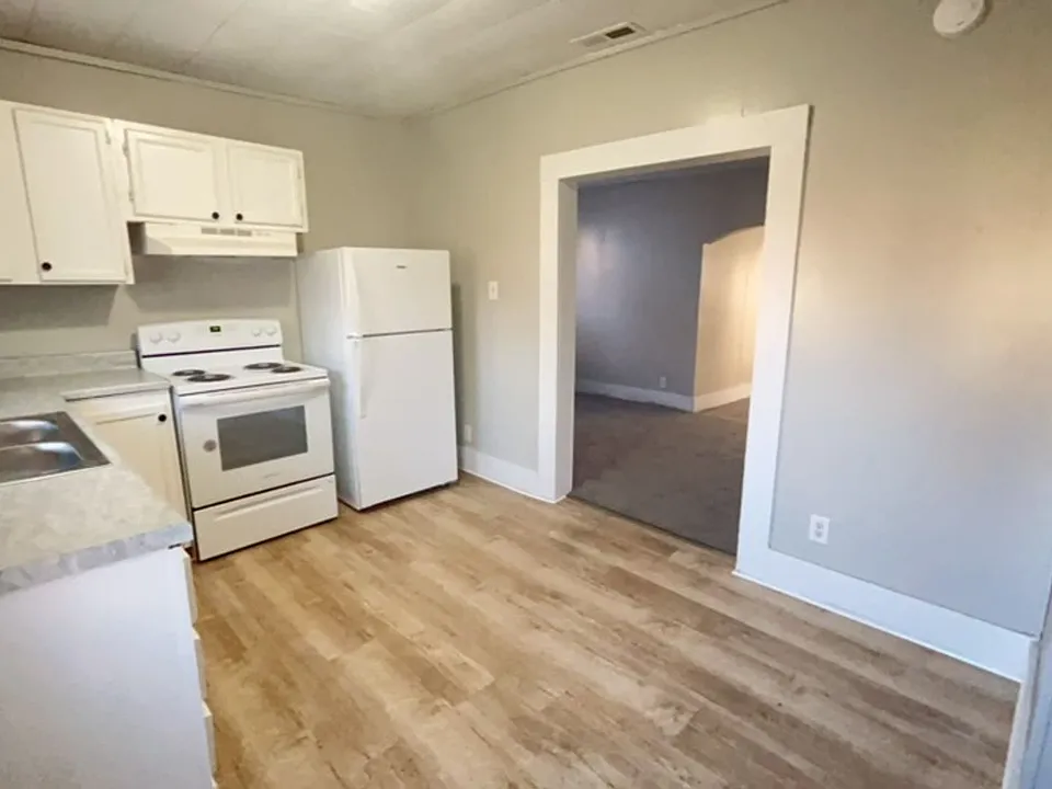 1506 W 10th St