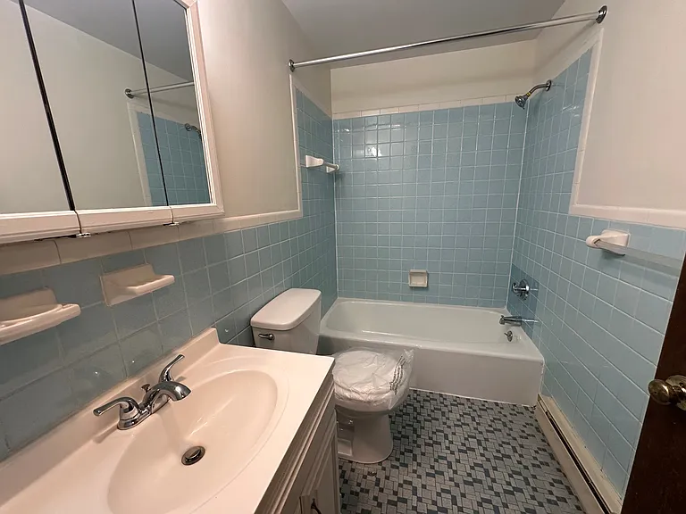 Hallmark Apartments — Photo 12
