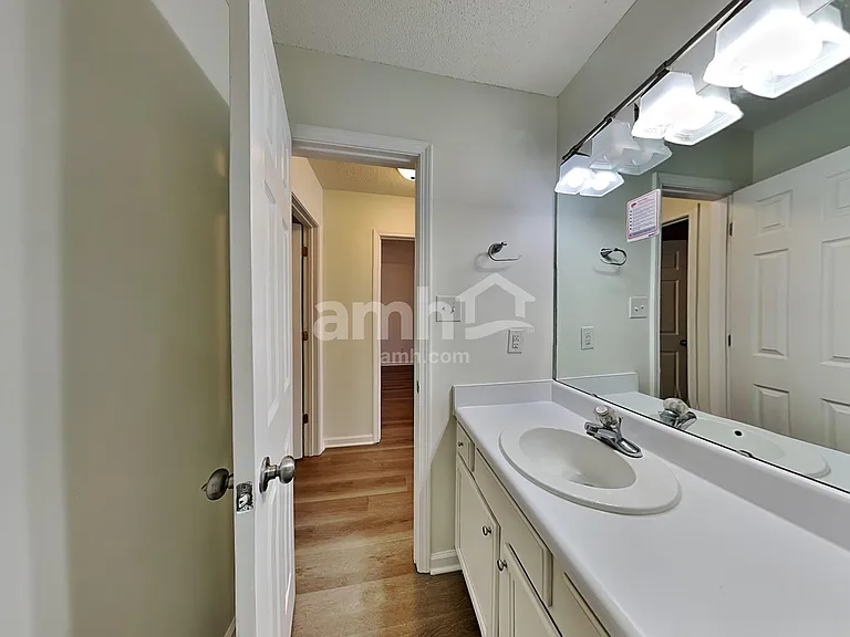 135 Kentucky Derby Dr — Photo 16