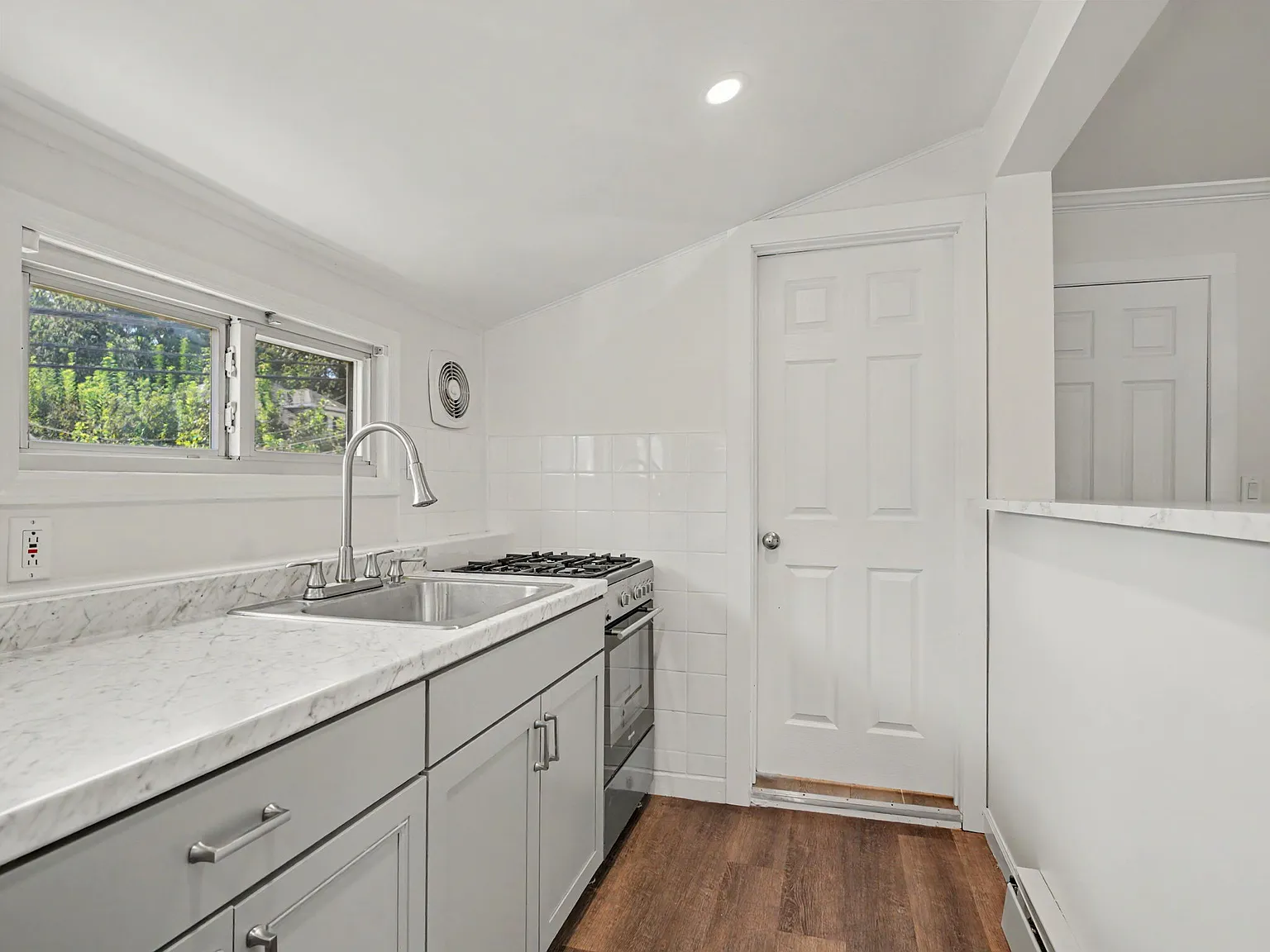 Studio, $1,600 — Photo 2