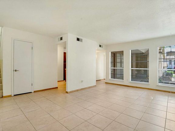 3rd image of 10524 Montgomery Blvd NE